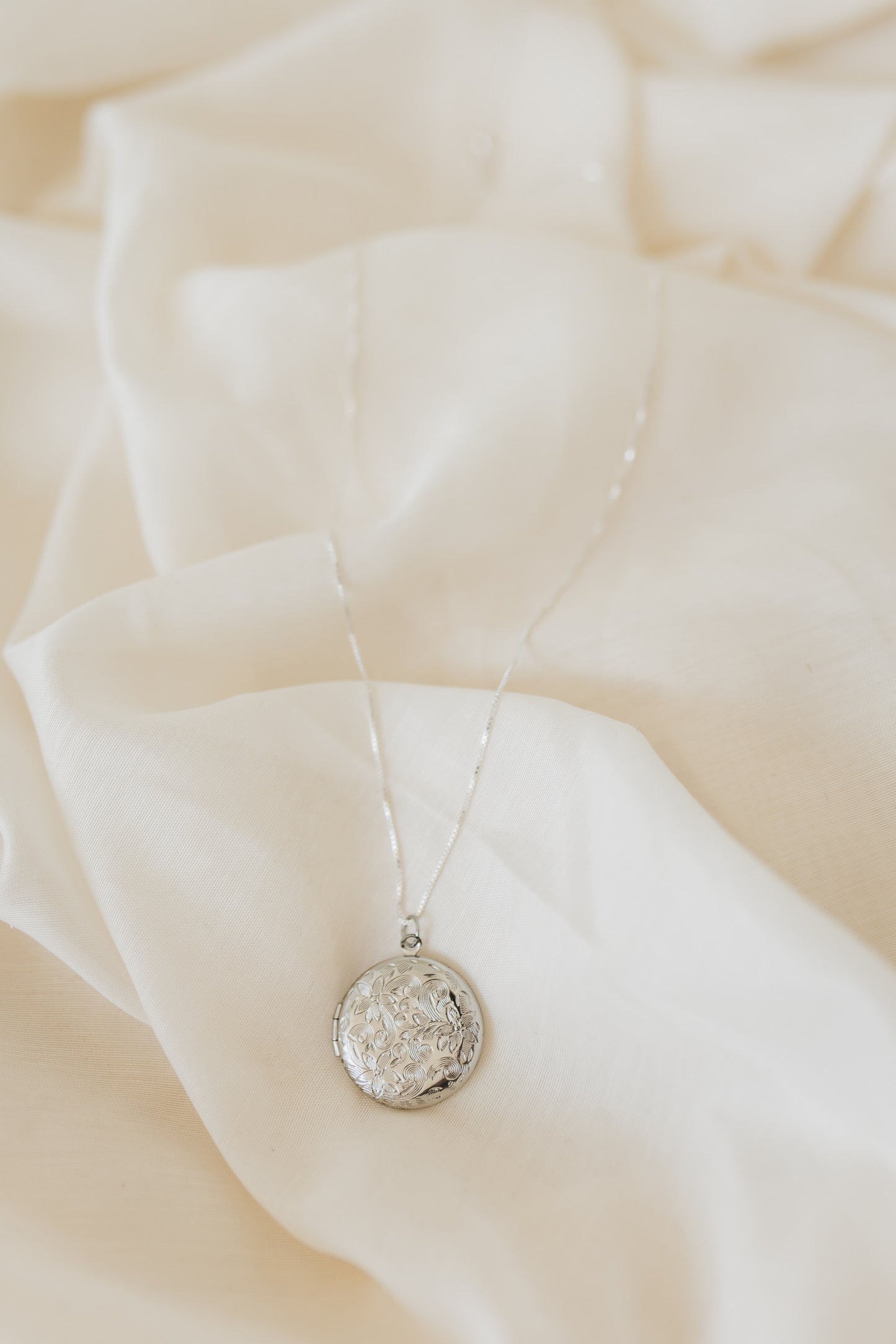 Engraved Wildflower Locket (Silver)