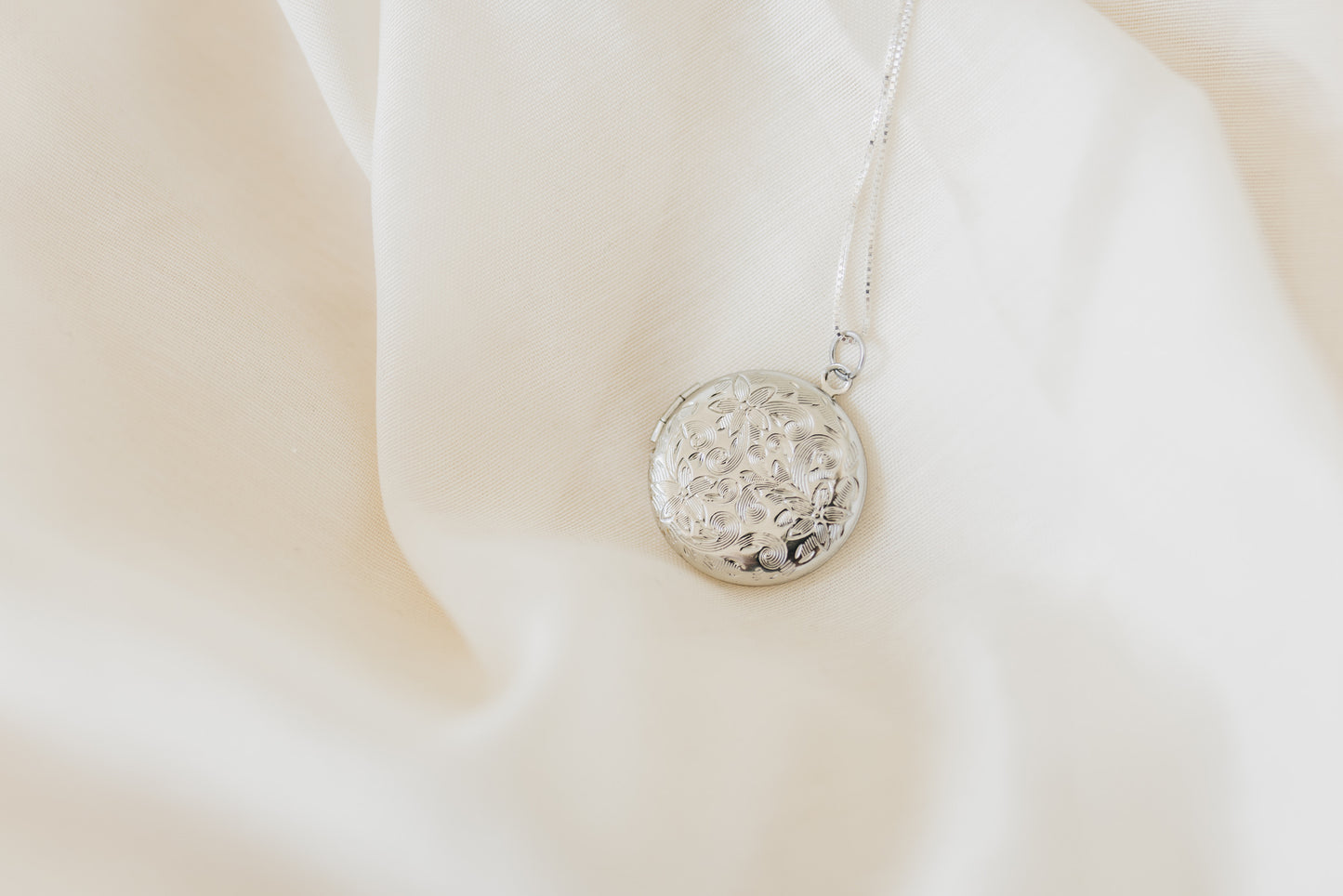 Engraved Wildflower Locket (Silver)