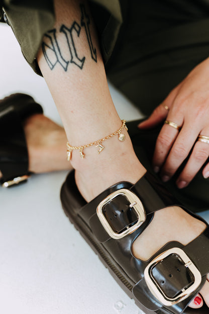 Lightweight summer anklet with delicate gold beach charms
