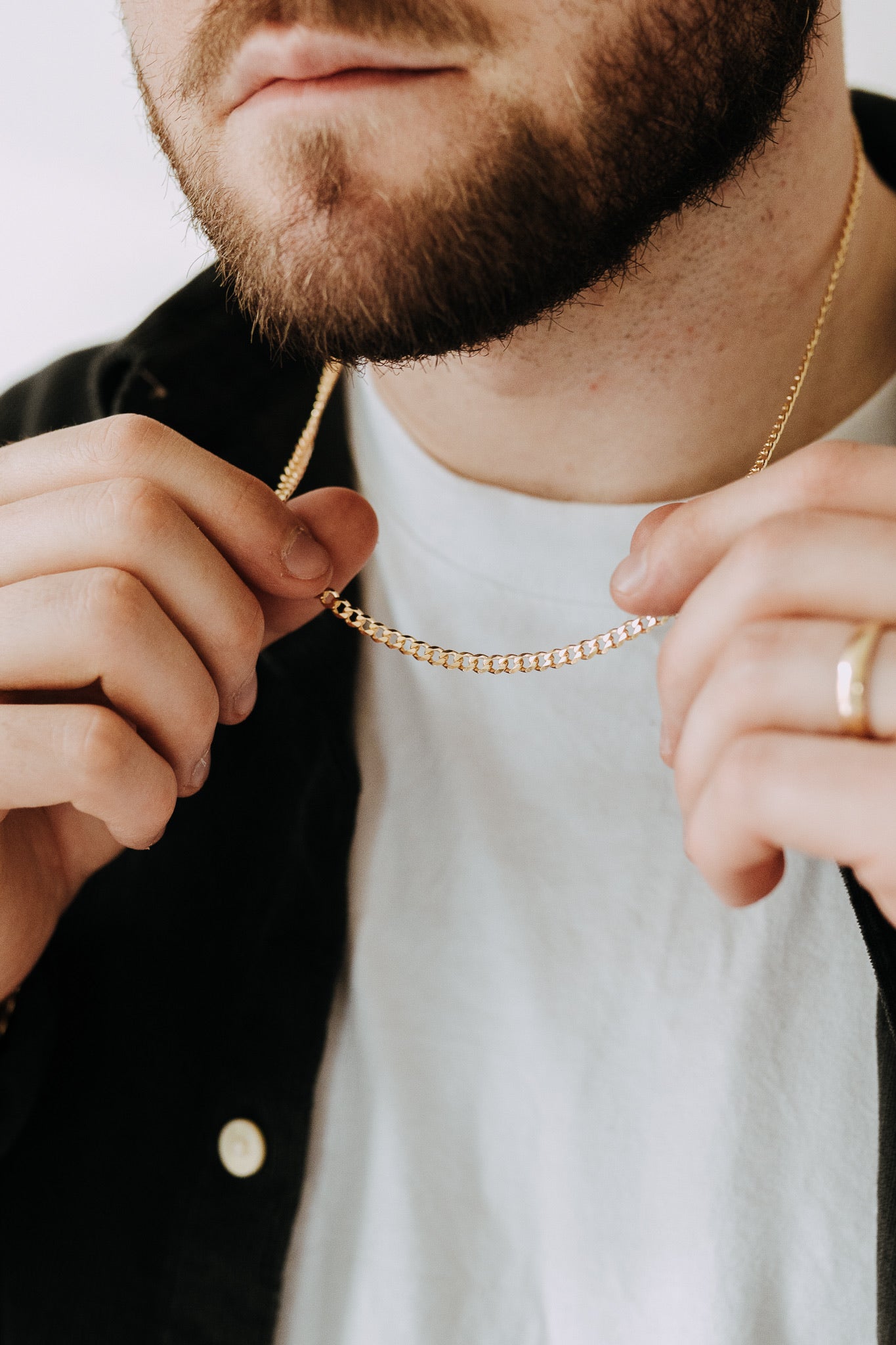 Minimal men’s gold necklace featuring classic 4mm curb chain links