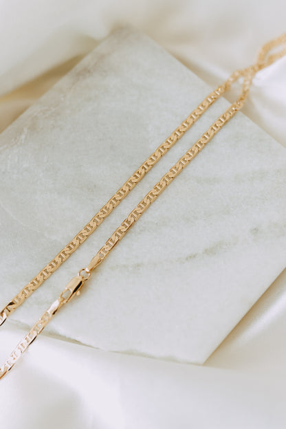 Minimal men’s gold chain necklace with polished high-shine Roma link design