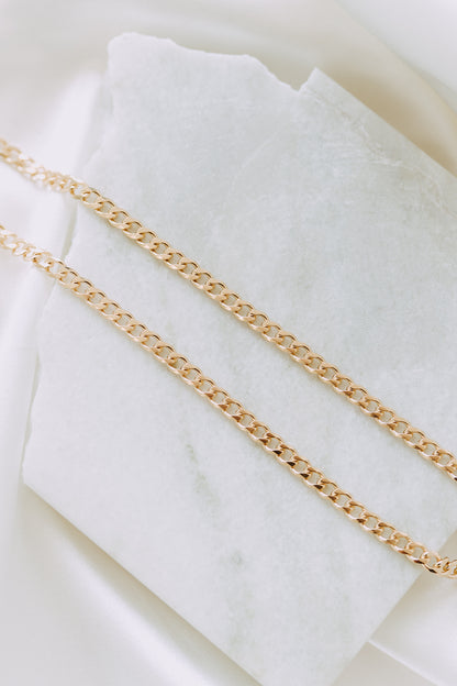 Minimal men’s gold necklace featuring classic 4mm curb chain links