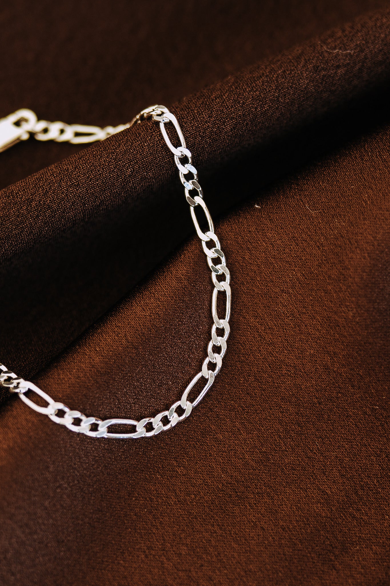 Men's Figaro bracelet featuring classic alternating link pattern