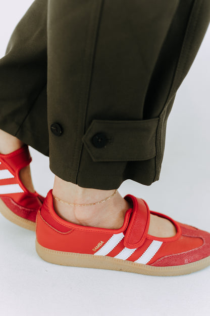 Minimal gold paperclip chain anklet worn casually for everyday summer styling