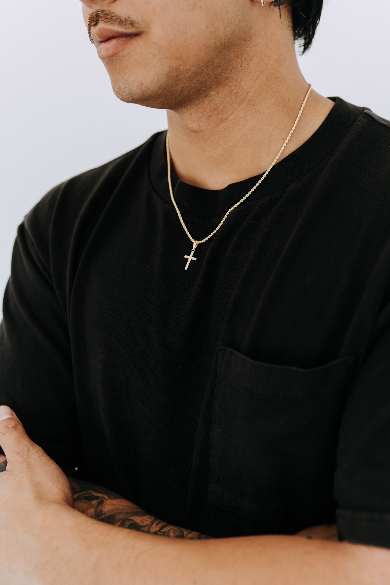 Men’s religious pendant necklace with polished etched cross and classic rope chain